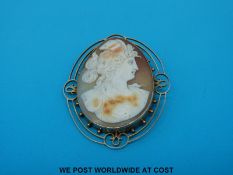 A 9ct gold brooch set with a cameo depicting a lady