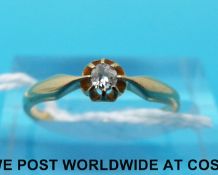 An 18ct gold ring set with a round cut diamond in a claw setting (size K)