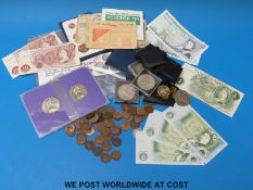 A quantity of UK coinage including farthings and modern crowns,