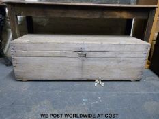 A stripped pine wooden trunk (L122 xD45 xH39)