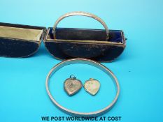 A hallmarked 9ct gold flapper bangle with engine turned design,