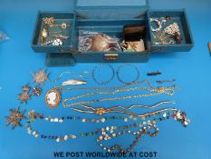 A vintage jewellery box with filigree brooches, a filigree pin, bloodhound bar brooch,