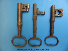 Three heavy 18th/19thC keys (longest 16cm)