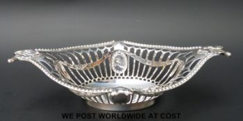 An Edward VIII pierced and embossed hallmarked silver bon bon dish, London 1904,