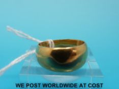 An 18ct gold wedding band (size K, 7.