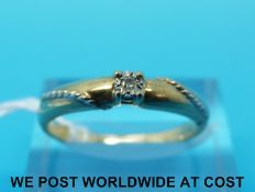 A 9ct gold ring set with a diamond (size Q)