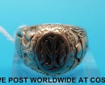 A 14ct gold gentleman's signet ring with a propeller,