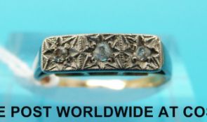 An 18ct gold ring set with three diamonds in a platinum setting (size I)