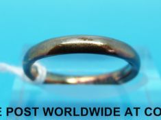 A 22ct gold wedding ring (size L)