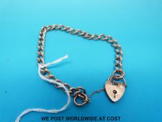 A 9ct gold bracelet with padlock clasp (15.