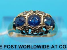 An 18ct gold ring set with three sapphires and diamonds (size K)