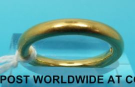 A hallmarked 22ct gold wedding band (size K, 6.