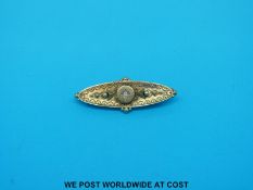 A 15ct gold bar brooch set with a diamond (3.
