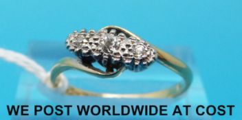An 18ct gold ring set with three diamonds in a platinum illusion setting (size M)
