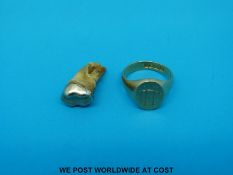 A hallmarked 18ct gold signet ring (1918) and a gold tooth (14g all in)
