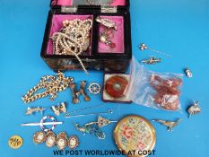 A 9ct gold clover leaf pin, a yellow metal trumpet / hunting horn brooch, compact,