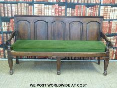 A late 18th/19thC peg jointed panel backed oak settle raised on six turned and shaped legs (H106 x