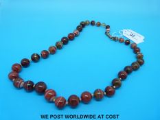 A banded agate graduated necklace