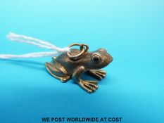 A 9ct gold frog charm with gem set eyes (4.