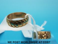Two 9ct gold rings one with bright cut decoration (7.