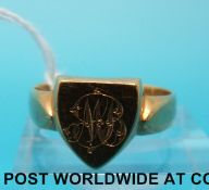 A hallmarked 18ct gold signet ring engraved 1896 (size T/U, 6.