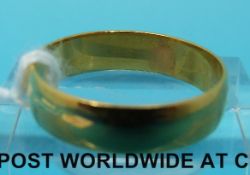 A hallmarked 22ct gold wedding band (size P, 3.