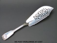 A Victorian hallmarked silver fiddle thread and shell pattern fish server Ldn 1865 maker George