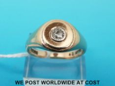 A 9ct gold gents ring set with a diamond (size Z)