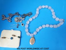 A collection of jewellery to include rose quartz necklace,