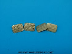 A pair of engine turned 9ct gold cuff links (3.
