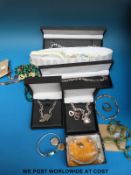 A collection of jewellery to include a bracelet marked 375,