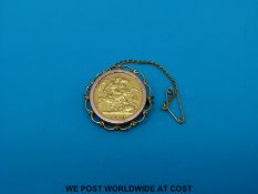 An 1895 gold half sovereign in yellow metal mount (6.