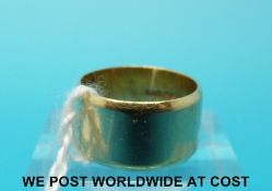 An 18ct gold wedding band (size H/I, 6.