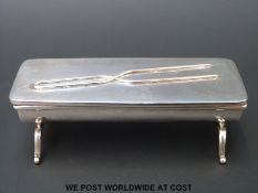 An Edward VII hallmarked silver dressing table pot with sprung hinged lid, possibly for hair clips,