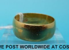 A 22ct gold wedding band (size O, 7.