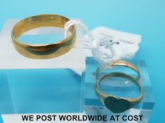 A 22ct gold wedding band (4g), 9ct gold wedding band and a 9ct gold heart shaped ring (3.