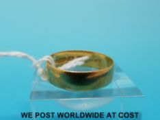 A 22ct gold wedding band (size O, 2.