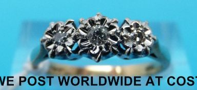 A 9ct gold ring set with three diamonds in a platinum illusion setting (size N)