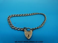 A 9ct gold bracelet with padlock clasp (17.