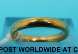 A 22ct gold wedding band (size J, 4.