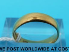 A 22ct gold wedding band (4.