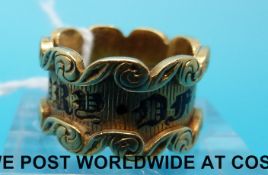 An 18ct gold Georgian mourning ring with London hallmark, maker W.E.