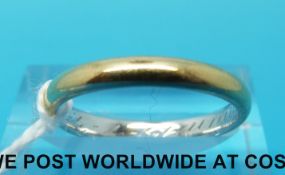 An 18ct gold wedding band (size M, 3.