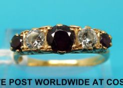 An 18ct gold ring set with garnets and diamonds (size S)