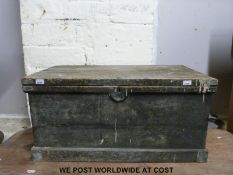 A painted pine wooden trunk (L92 x D47 x H44)