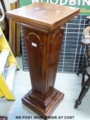 A mahogany jardiniere stand (H906 x W33 x D33cm)