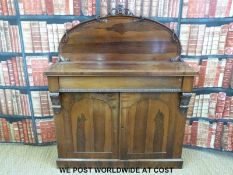 A Victorian rosewood chiffonier with carved decoration (H136 x W110 x D40cm)
