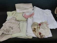 A quantity of linen and lace items