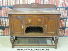 An oak sideboard with single drawer and two cupboards (W122 x D48 x H110cm)
