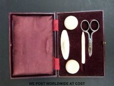 A ladies leather vanity case